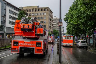 Stuttgart: SUV mit Vollgas ins Pfoertnerhaus